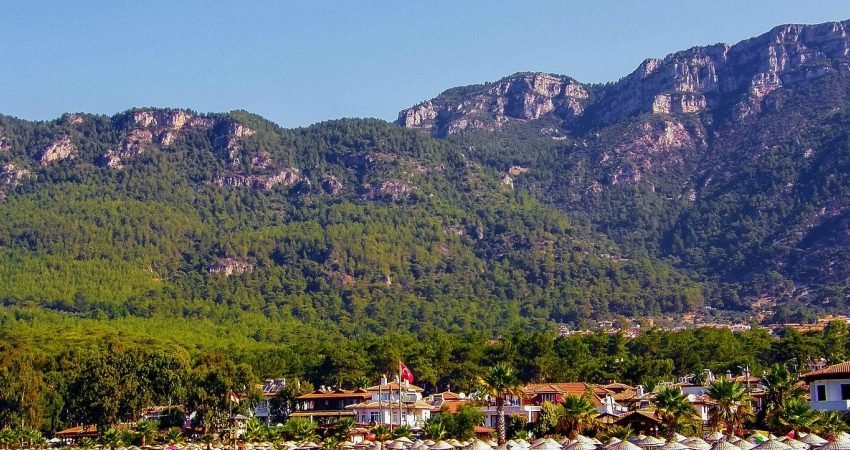 Muğla'nın Ula ilçesine bağlı Akyaka Mahallesi'nde kıyıların işletmeler tarafından işgal