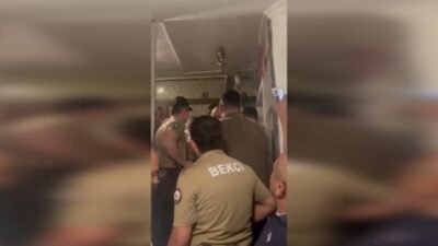 CHP Grup Başkanvekili Murat Emir, CHP Ankara İl Başkanlığı binasına