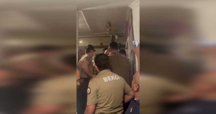 CHP Grup Başkanvekili Murat Emir, CHP Ankara İl Başkanlığı binasına