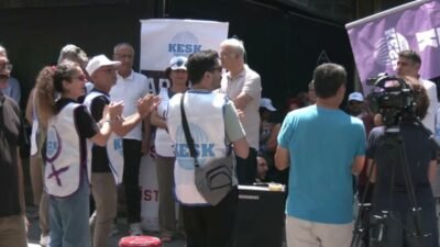 CHP Grup Başkanvekili Murat Emir, "adalet nöbeti"ndeki KESK üyelerini ziyaret etti.