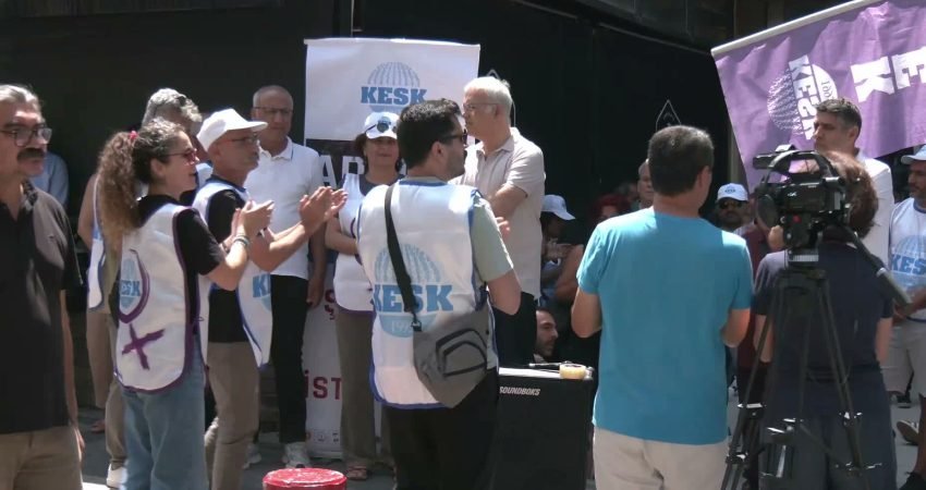 CHP Grup Başkanvekili Murat Emir, "adalet nöbeti"ndeki KESK üyelerini ziyaret etti.