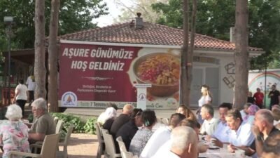 Muratpaşa Belediye Başkanı Ümit Uysal, Engelsiz Kafe’de düzenlenen aşure etkinliğinde,