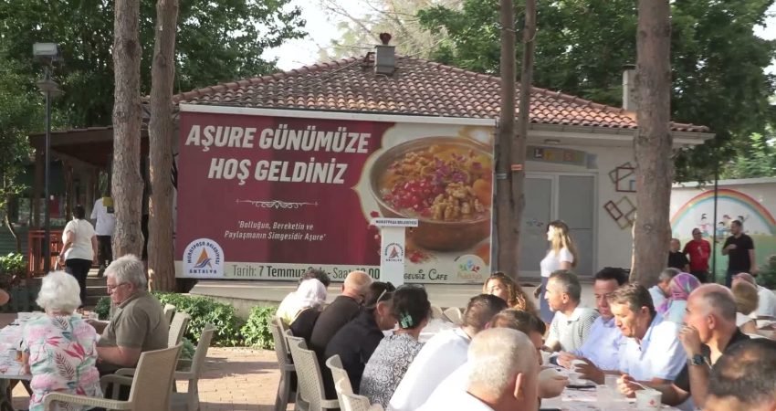 Muratpaşa Belediye Başkanı Ümit Uysal, Engelsiz Kafe’de düzenlenen aşure etkinliğinde,