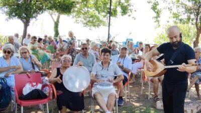 Muratpaşa Belediyesi'nin Falez Yaşlı Evi'nde düzenlenen Türk halk müziği koro
