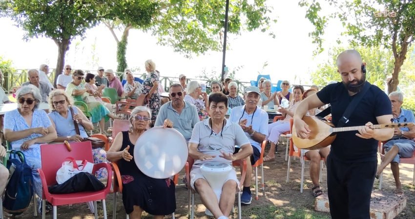 Muratpaşa Belediyesi'nin Falez Yaşlı Evi'nde düzenlenen Türk halk müziği koro