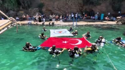 Muratpaşa Belediyesi’nin gönüllü dalgıç ekibi, belediyenin falezlerde bulunan beş ücretsiz