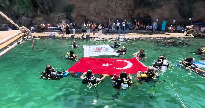 Muratpaşa Belediyesi’nin gönüllü dalgıç ekibi, belediyenin falezlerde bulunan beş ücretsiz