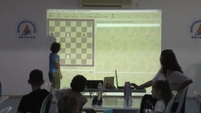 Muratpaşa Belediyesi'nin Yaz Spor Okulları kapsamında düzenlediği satranç eğitimleri, 7-13