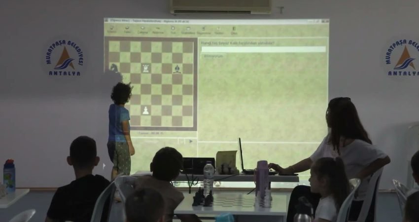 Muratpaşa Belediyesi'nin Yaz Spor Okulları kapsamında düzenlediği satranç eğitimleri, 7-13