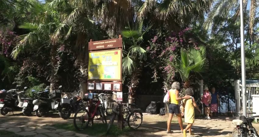 Muratpaşa Belediyesi’nin falezlerin kıyısındaki mavi bayraklı Erenkuş Plajı’nda düzenlediği ücretsiz