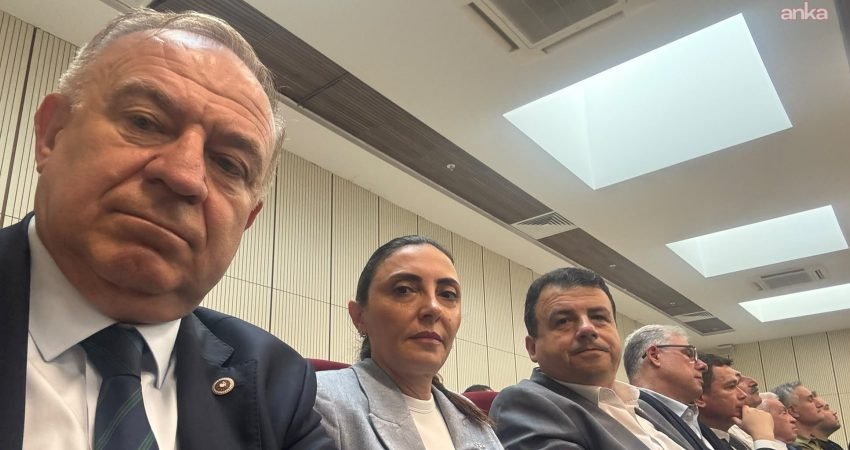 Tutuklanan Bursa Belediye Başkanı Mustafa Bozbey'in bugün görülen duruşmasını izleyen