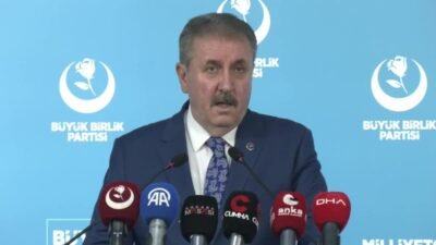 Büyük Birlik Partisi (BBP) Genel Başkanı Mustafa Destici, komedyen Deniz Göktaş'ın