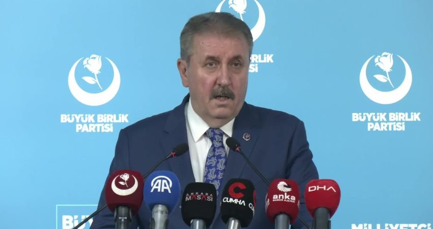 Büyük Birlik Partisi (BBP) Genel Başkanı Mustafa Destici, komedyen Deniz Göktaş'ın