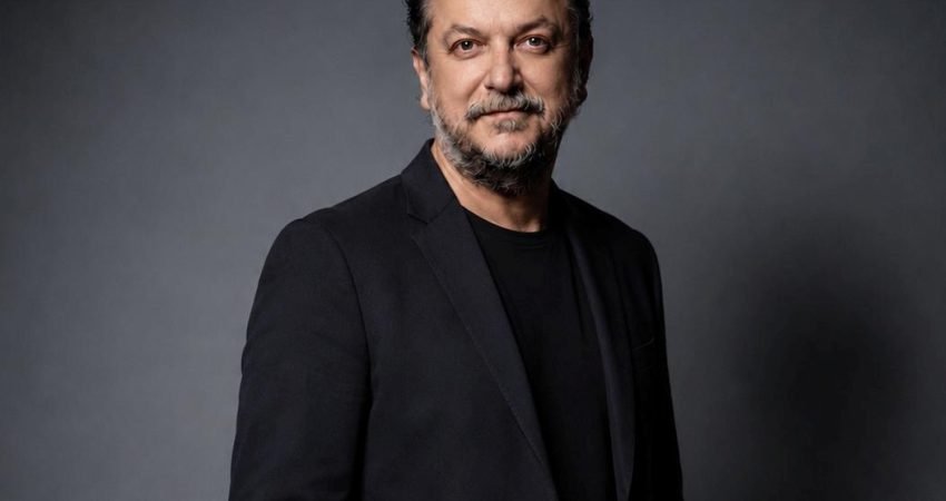 Müzik dünyasının güçlü yorumcularından Güvenç Dağüstün, yıllardır sesiyle dokunduğu hayatlara