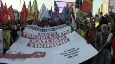 Ankara'daki NATO Zirvesi, İstanbul'da Taksim'den Dolmabahçe'ye bir yürüyüşle protesto edildi.