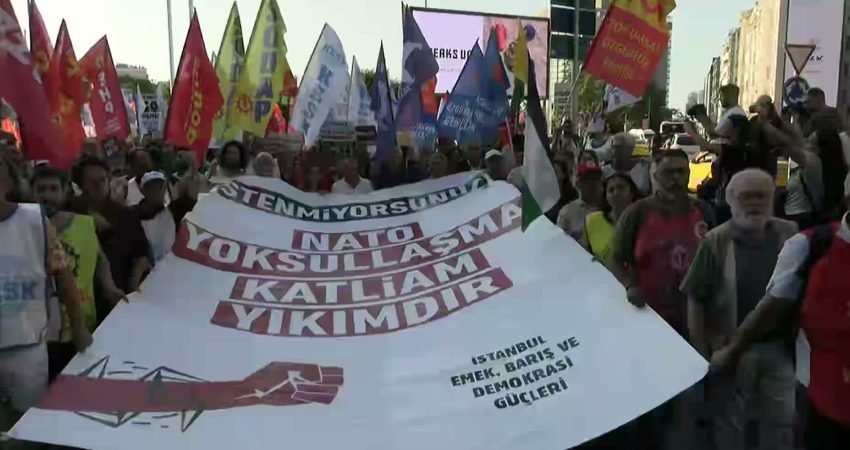 Ankara'daki NATO Zirvesi, İstanbul'da Taksim'den Dolmabahçe'ye bir yürüyüşle protesto edildi.