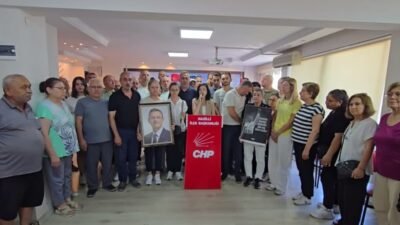 CHP Nazilli İlçe Başkanlığı görevinden alınmasının ardından parti binasında nöbete