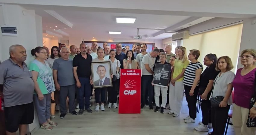 CHP Nazilli İlçe Başkanlığı görevinden alınmasının ardından parti binasında nöbete