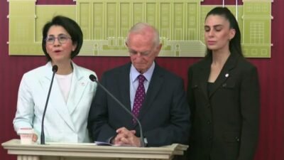 Eski CHP Genel Sekreteri Önder Sav, 70 yıllık parti üyeliğini