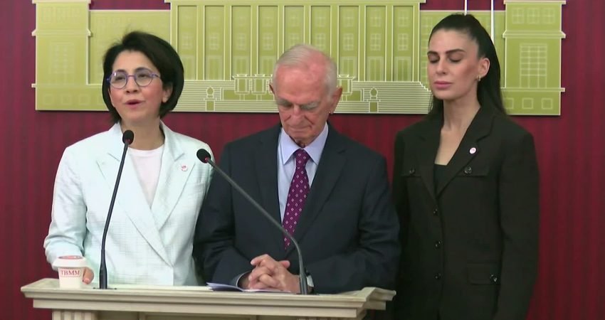 Eski CHP Genel Sekreteri Önder Sav, 70 yıllık parti üyeliğini