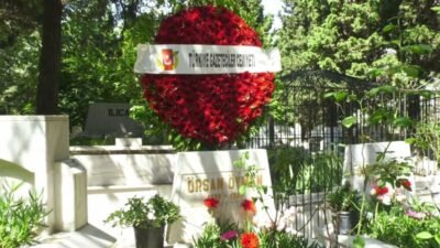 Gazeteci-yazar Örsan Öymen, ölümünün 39. yılında mezarı başında anıldı. Oğlu