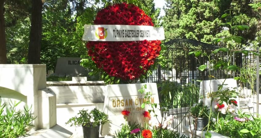 Gazeteci-yazar Örsan Öymen, ölümünün 39. yılında mezarı başında anıldı. Oğlu