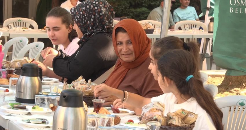 Osmangazi Belediye Başkanı Erkan Aydın, mahalle buluşmaları kapsamında Alemdar'da düzenlenen