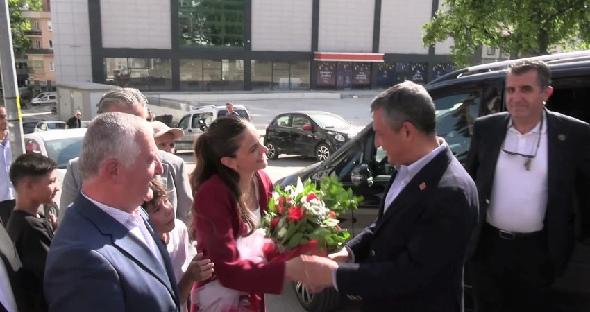CHP Grup Başkanı Özgür Özel Bilecik’te yaptığı değerlendirmede, “Biz de mahkemeye gidip