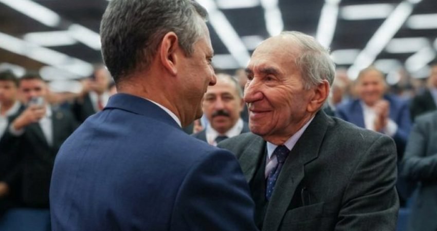 CHP Grup Başkanı Özgür Özel, eski CHP Genel Başkanı Altan