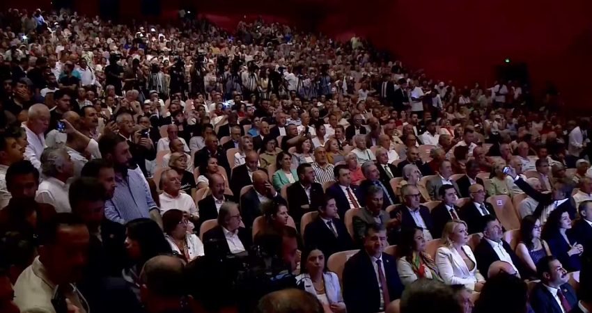 CHP Grup Başkanı Özgür Özel, "Gençlerin umuduyla, annelerin duasıyla her