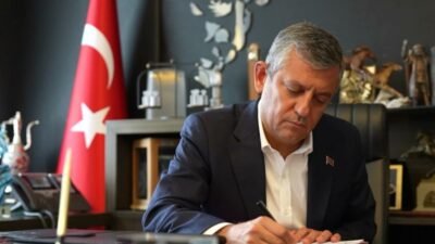 CHP Grup Başkanı Özgür Özel, YENİ Parti’nin kuruluş evraklarını imzalayarak