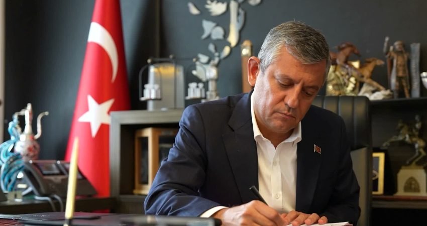 CHP Grup Başkanı Özgür Özel, YENİ Parti’nin kuruluş evraklarını imzalayarak