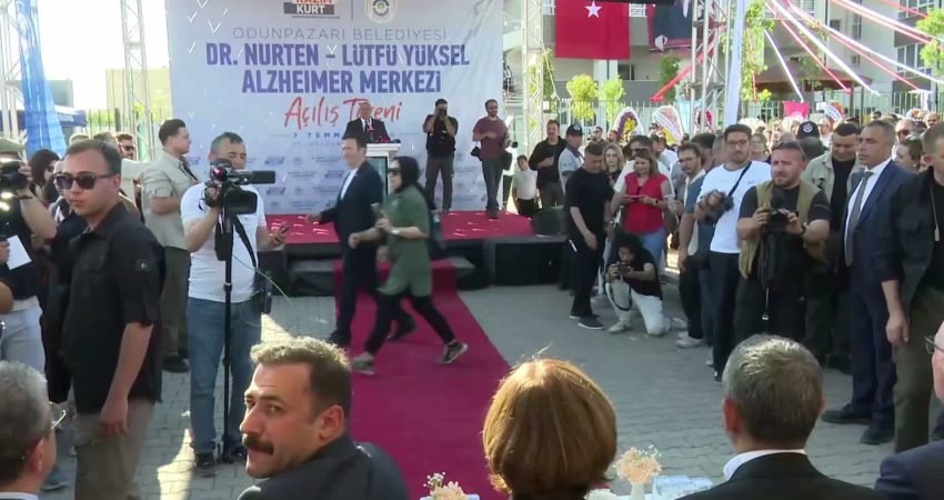 CHP Grup Başkanı Özgür Özel, Eskişehir Odunpazarı'nda Alzheimer Merkezi'nin açılış