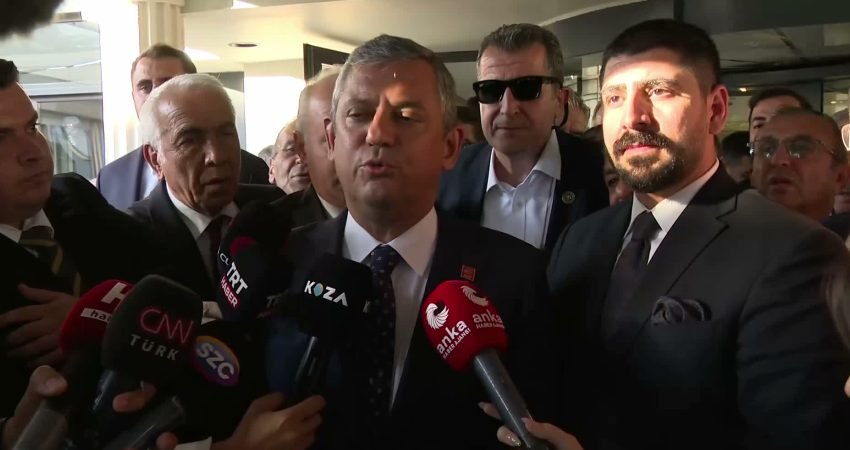 CHP Grup Başkanı Özgür Özel, partisinin 52’si görevden alınmış 74