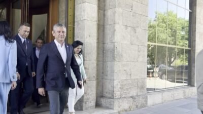 CHP Grup Başkanı Özgür Özel, TBMM’de kurmaylarıyla yaklaşık iki buçuk
