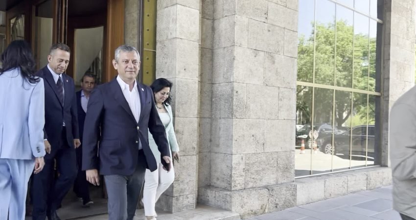 CHP Grup Başkanı Özgür Özel, TBMM’de kurmaylarıyla yaklaşık iki buçuk
