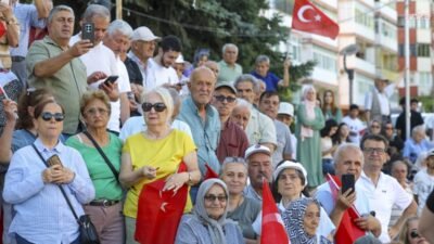 Safranbolu'da vatandaşlara seslenen CHP Grup Başkanı Özgür Özel, partisine yönelik