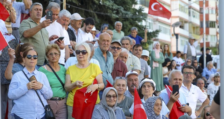 Safranbolu'da vatandaşlara seslenen CHP Grup Başkanı Özgür Özel, partisine yönelik
