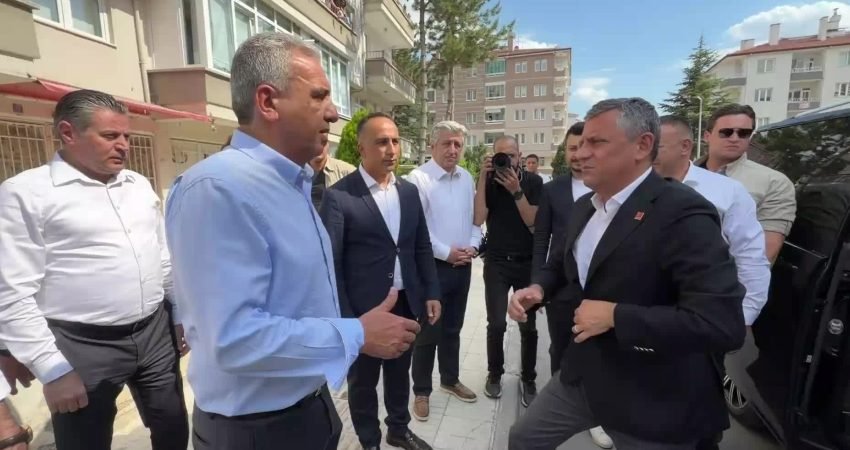 CHP Grup Başkanı Özgür Özel, geçen günlerde babasını kaybeden eski CHP
