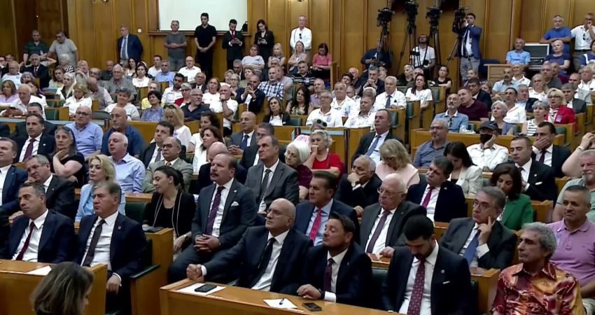 CHP Grup Başkanı Özgür Özel, kurultay sürecinin bilinçli şekilde geciktirildiğini