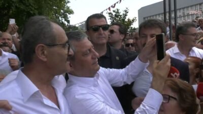 CHP Grup Başkanı Özgür Özel, Zonguldak'ta vatandaşların yoğun ilgisiyle karşılandı.