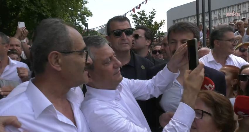 CHP Grup Başkanı Özgür Özel, Zonguldak'ta vatandaşların yoğun ilgisiyle karşılandı.