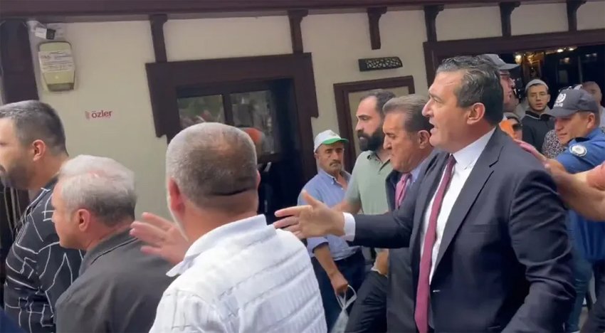 Özgür Özel’in Hacı Bayram-ı Veli Camii’nde cuma namazı kılmasının ardından,