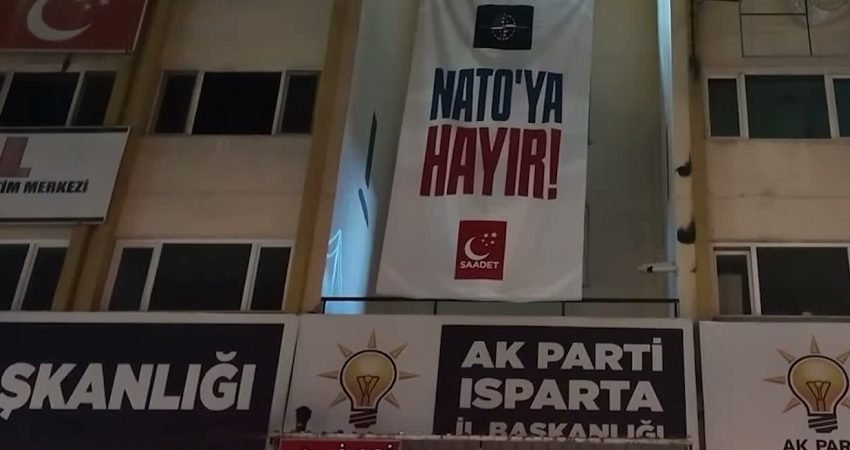 Saadet Partisi, Karabük'teki il binasına astığı "NATO’ya Hayır" pankartı nedeniyle