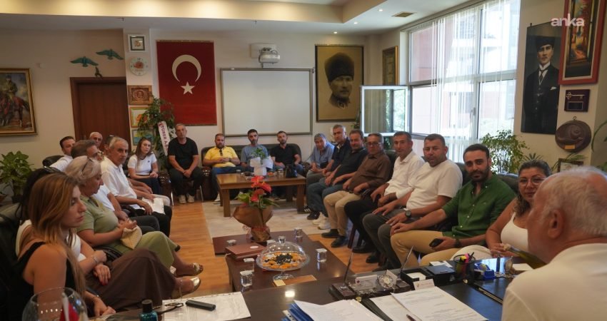 Seferihisar Belediye Başkan Vekili Fuat Gümüş'ün mahalle muhtarlarını ağırladığı toplantıda,