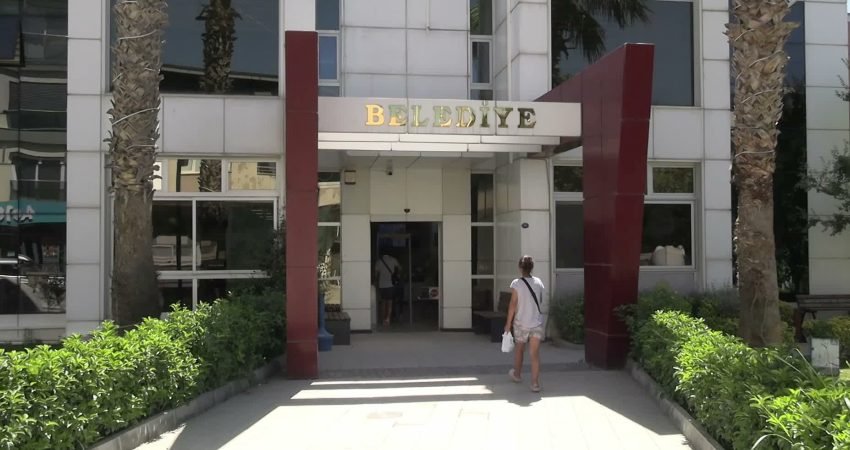 Seferihisar Belediye Başkanı İsmail Yetişkin’in tutuklanarak görevden uzaklaştırılmasının ardından gerçekleştirilen