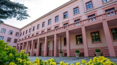İzmir’in Seferihisar ilçesinde bir plajda şezlong yeri nedeniyle çıkan tartışmaya