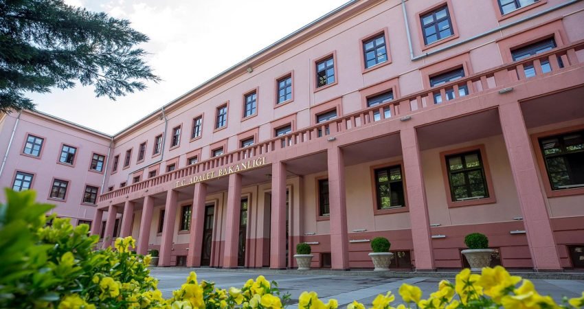 İzmir’in Seferihisar ilçesinde bir plajda şezlong yeri nedeniyle çıkan tartışmaya