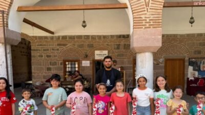Şehzadeler Belediyesi tarafından tarihi Kurşunlu Han’da düzenlenen kukla atölyesine katılan