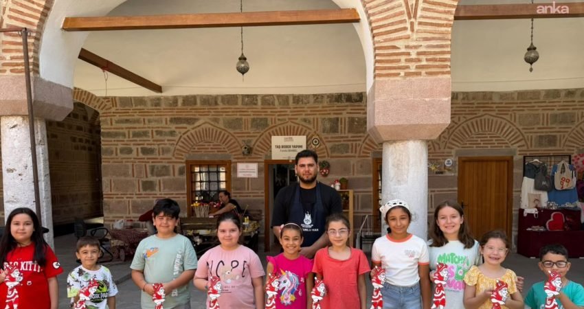 Şehzadeler Belediyesi tarafından tarihi Kurşunlu Han’da düzenlenen kukla atölyesine katılan